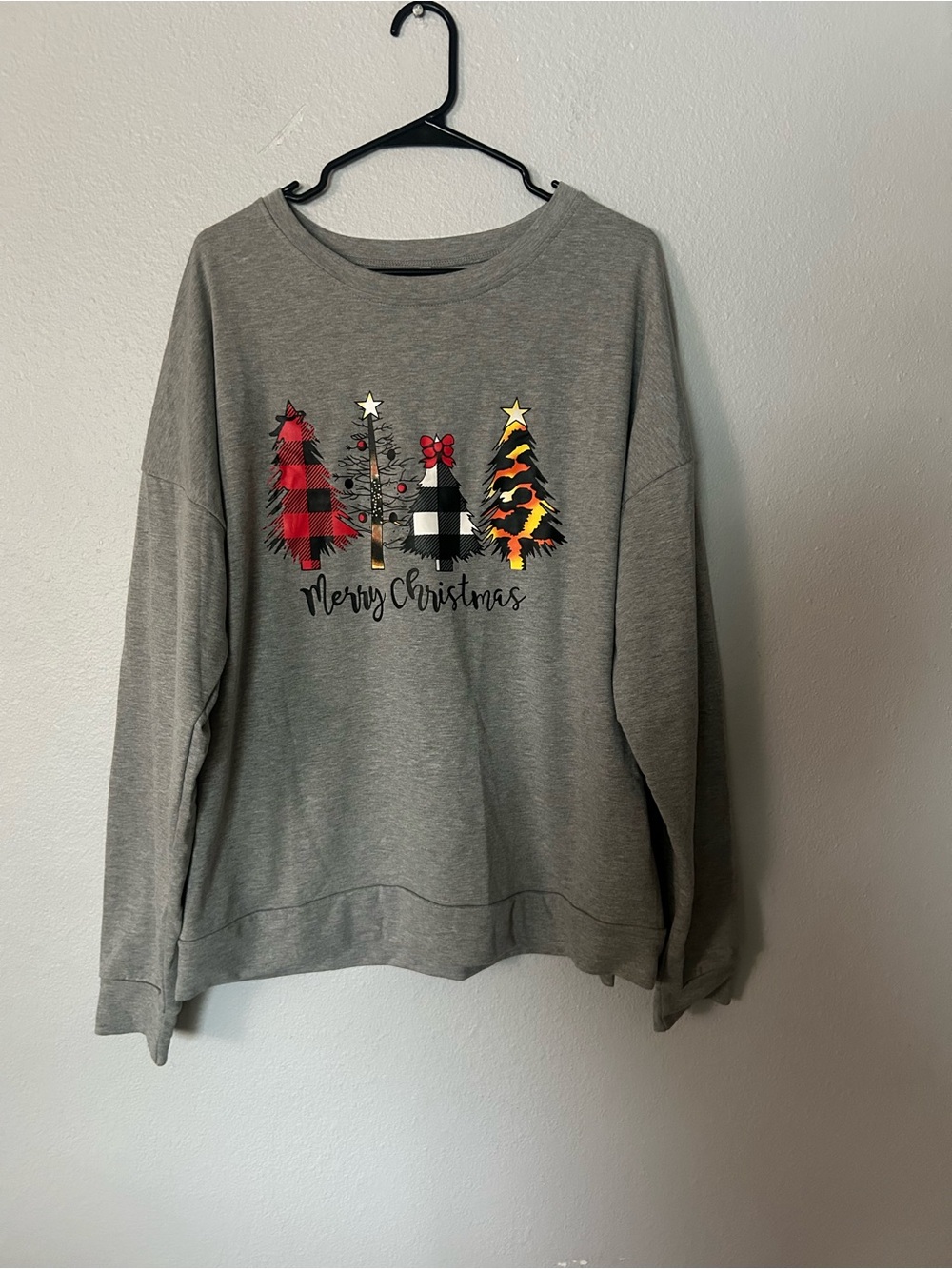 Merry Christmas Graphic Sweatshirt - women’s Holiday Pullover